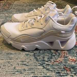 Nike Ryz white size 9.5